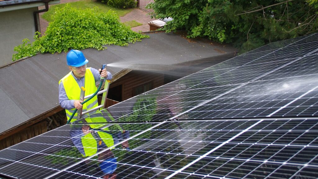 solar panel cleaning using water
